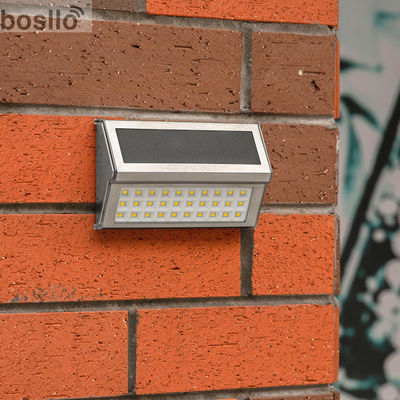 Un buen precio. Lámparas solares de pared negras para un largo tiempo de trabajo 8-10 horas Flujo luminoso 30LM en línea